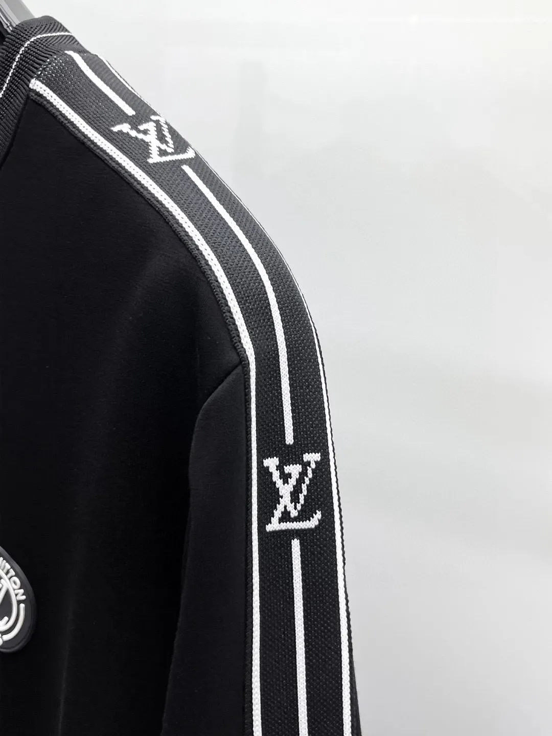 🅿️540 [LV Louis Vuitton] hot-selling suit is coming. Focus on the original version of the official website. 2025 new hot-selling round neck sweatshirt suit. The original order is the best 🇭🇰. It is the meticulous work of top designers for a fitting and perfect upper body effect. All-natural high-quality Tencel Roman cotton 100%, close-fitting comfort, noble and elegant! Original hardware embodies elegance and nobility! Counter size: M-3XL (maximum wear up to 190 pounds)